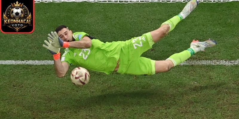 Martinez gãy ngón tay vẫn bắt chính, Aston Villa vô địch Europa League đầy cảm xúc 1 Martinez gãy tay vẫn cứu Aston Villa đăng quang